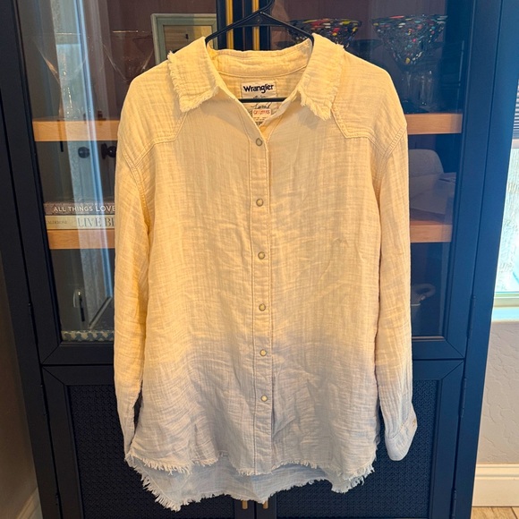 Wrangler "Lainey Wilson "Cream Frayed Button-Down Shirt.  " New"

CALL A COWBOY - Picture 2 of 4